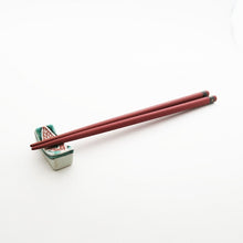Load image into Gallery viewer, Chopstick rest with cobblestone design (green)