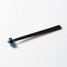 Load image into Gallery viewer, Mini chopstick rest with design of "Fuku" (green)