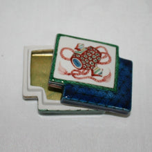 Load image into Gallery viewer, Kutani Yaki Hand-painted Kutani ware, Incense container with hammer design