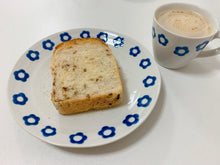 Load image into Gallery viewer, Sanae Original Dish an Cup set Blue flower scattering pattern天性浪漫藍花盤/天性浪漫藍花馬克杯 早奈惠設計