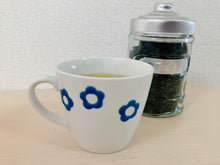 Load image into Gallery viewer, Sanae Original cup Blue flower scattering pattern 天性浪漫藍花馬克杯 早奈惠設計