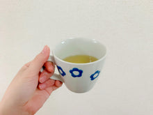 Load image into Gallery viewer, Sanae Original cup Blue flower scattering pattern 天性浪漫藍花馬克杯 早奈惠設計