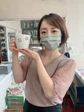 Load image into Gallery viewer, Sanae Original cup Blue flower scattering pattern 天性浪漫藍花馬克杯 早奈惠設計
