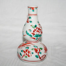 Load image into Gallery viewer, Kutani Yaki Hand-painted Tokkuri (sake bottle) with a bird design in red