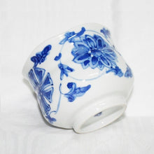 Load image into Gallery viewer, Kutani Yaki Hand-painted Kutani Ware Bowl with Design of Flowers and Wheels