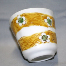 Load image into Gallery viewer, Kutani Yaki Hand-painted Kutani Yaki porcelain teacups with a white flower design