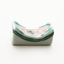 Load image into Gallery viewer, Chopstick rest with cobblestone design (green)