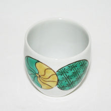 Load image into Gallery viewer, Kutani Yaki Hand-painted Kutani ware of a Rosanjin copy of a cup with a round blue hand design