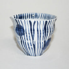 Load image into Gallery viewer, Small pot with design of ten plants and dots