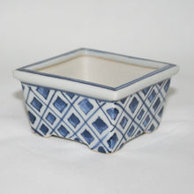 Load image into Gallery viewer, Kutani Yaki Hand-painted Kutani Yaki porcelain plant pot 6cm square bowl with a dyed lattice design