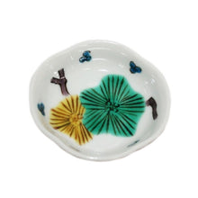 Load image into Gallery viewer, Kutani Yaki of hand-painted Japanese and Western tableware, Bean Dish with Design of Pine Trees (chopstick rest)