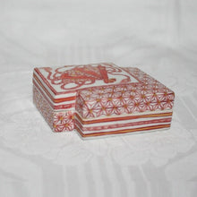 Load image into Gallery viewer, Kutani Yaki Hand-painted Kutani ware incense burner with fan design in red