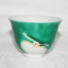 Load image into Gallery viewer, Kutani Yaki ware: Hand-painted Japanese-style and Western-style tableware (Kutani Yaki ware with a classic design of a white heron on a green background)