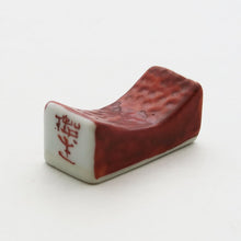 Load image into Gallery viewer, Chopstick rest with design of five colors (red)