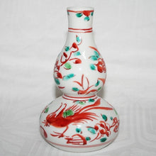 Load image into Gallery viewer, Kutani Yaki Hand-painted Tokkuri (sake bottle) with a bird design in red