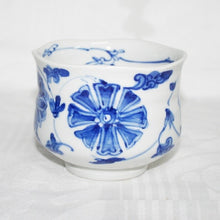 Load image into Gallery viewer, Kutani Yaki Hand-painted Kutani Ware Bowl with Design of Flowers and Wheels