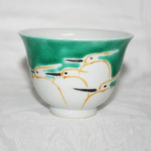Load image into Gallery viewer, Kutani Yaki ware: Hand-painted Japanese-style and Western-style tableware (Kutani Yaki ware with a classic design of a white heron on a green background)