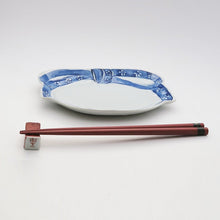 Load image into Gallery viewer, Kutani Yaki Ware of Japan and Western Tableware, Plate with Design of Knots