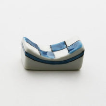 Load image into Gallery viewer, Checkered pattern chopstick rest (blue)