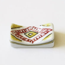 Load image into Gallery viewer, Chopstick rest with cobblestone design (yellow)