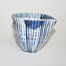 Load image into Gallery viewer, Small pot with design of ten plants and dots