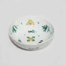 Load image into Gallery viewer, Kutani Yaki ware of hand-painted Japanese and Western tableware, 12cm chrysanthemum bowl with butterfly design