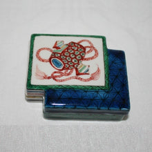 Load image into Gallery viewer, Kutani Yaki Hand-painted Kutani ware, Incense container with hammer design