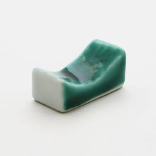 Load image into Gallery viewer, Chopstick rest with design of five colors (green)