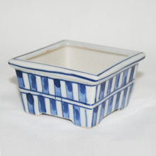 Load image into Gallery viewer, Kutani Yaki Hand-painted Kutani ware of two-dimensional square bowl with two-tiered design