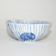 Load image into Gallery viewer, Kutani Yaki ware of Western style, Hand-drawn Bowl with Design of Dots and Plants