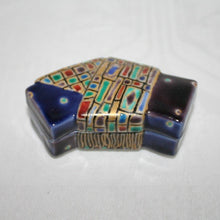 Load image into Gallery viewer, Kutani Yaki Hand-painted Kutani Ware Incense container with a design of Vienna