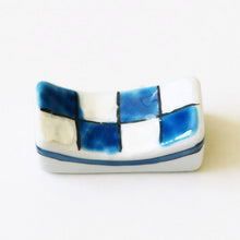 Load image into Gallery viewer, Checkered pattern chopstick rest (blue)