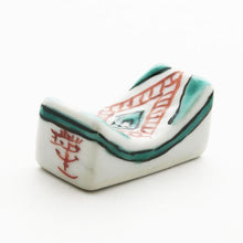 Load image into Gallery viewer, Chopstick rest with cobblestone design (green)