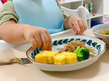 Load image into Gallery viewer, Sanae Original dish green leaf and Polka dots 由早奈惠設計 綠葉交織圓點彩紋盤