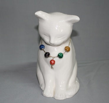 Kutani Yaki Hand-painted translucent porcelain Sleeping Cat Akari (with neck ornament)