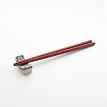 Load image into Gallery viewer, Chopstick rest with cobblestone design (green)
