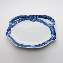 Load image into Gallery viewer, Kutani Yaki Ware of Japan and Western Tableware, Plate with Design of Knots
