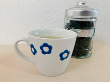 Load image into Gallery viewer, Sanae Original Dish an Cup set Blue flower scattering pattern天性浪漫藍花盤/天性浪漫藍花馬克杯 早奈惠設計
