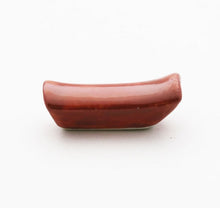 Load image into Gallery viewer, Kutani Yaki Hand-painted Kutani ware of the Kamifuku pattern mini chopstick rest (red)
