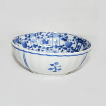 Load image into Gallery viewer, Kutani Yaki ware of hand-painted Japanese and Western tableware, 12cm chrysanthemum-shaped bowl with a design of dyed flowers and plants
