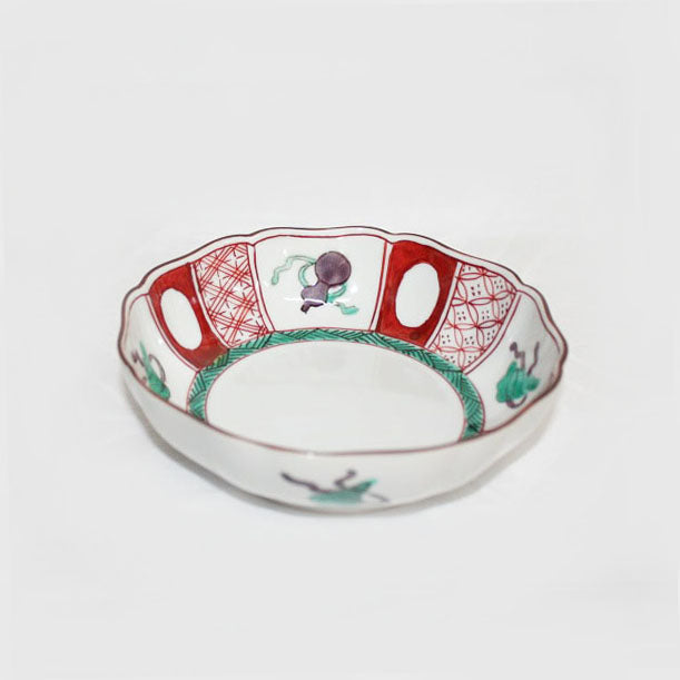 Kutani Yaki Hand-painted Kutani Ware 15cm Bowl with Design of Treasures in Red