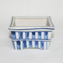 Load image into Gallery viewer, Kutani Yaki Hand-painted Kutani ware of two-dimensional square bowl with two-tiered design
