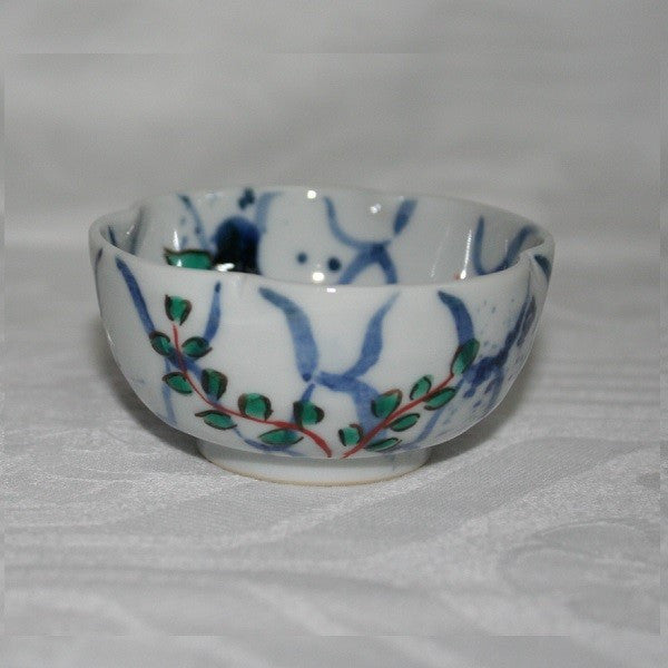 Kutani Yaki Hand-painted Kutani Yaki porcelain cup with a design of fish and seaweed