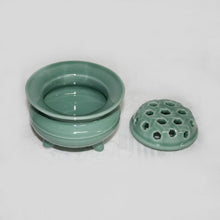 Load image into Gallery viewer, Kutani Yaki Ware Incense burner with hand-ground celadon net lid (medium)
