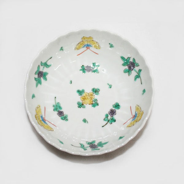 Kutani Yaki ware of hand-painted Japanese and Western tableware, 12cm chrysanthemum bowl with butterfly design