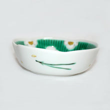 Load image into Gallery viewer, Kutani Yaki Hand-painted Kutani Ware, 12cm Bowl with White Plum Design
