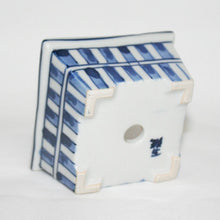 Load image into Gallery viewer, Kutani Yaki Hand-painted Kutani ware of two-dimensional square bowl with two-tiered design
