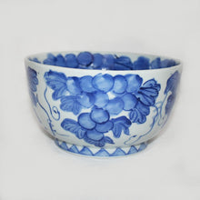 Load image into Gallery viewer, Kutani Yaki Hand-painted Kutani Ware of Western style, 21cm Bowl with Design of Grapes
